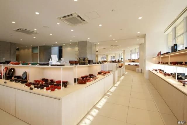 Exhibition and sale on the first floor of Wajima Nuri Kaikan