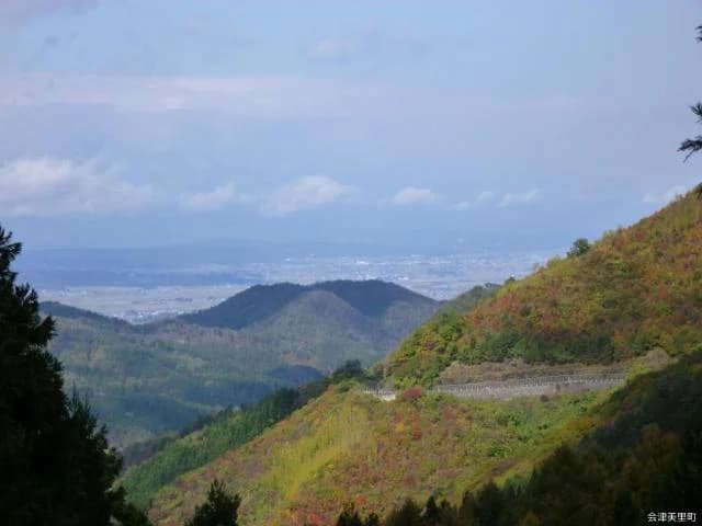 氷玉峠から会津美里町を望む