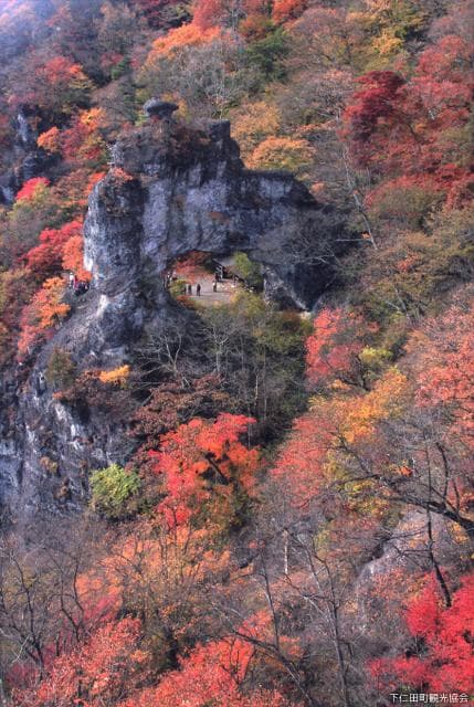 The fourth stone gate of autumn leaves