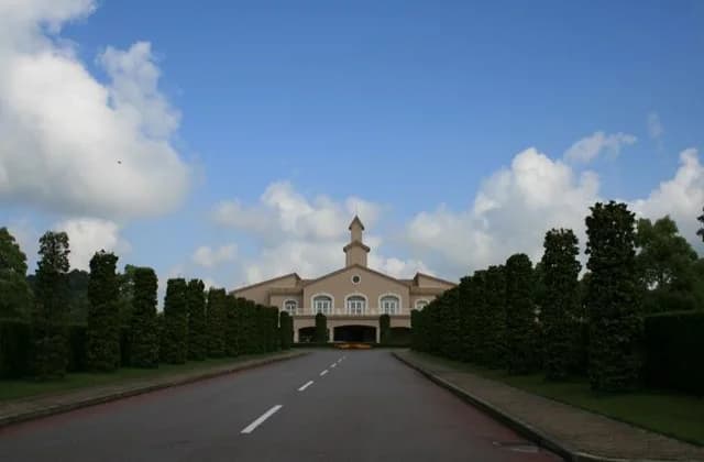 Approach road