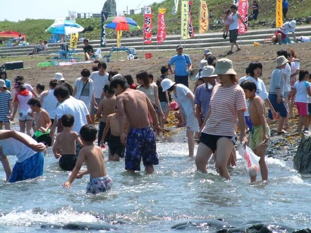 賑わいをみせる浜辺