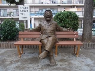 Statue of people and people