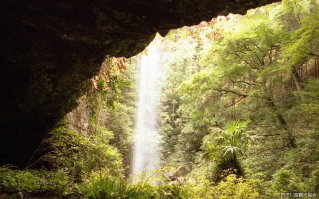 Next waterfall (Urami Falls)