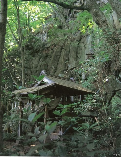 赤岩尾神社・風穴