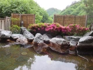 You can see the Kanna River from the open-air bath