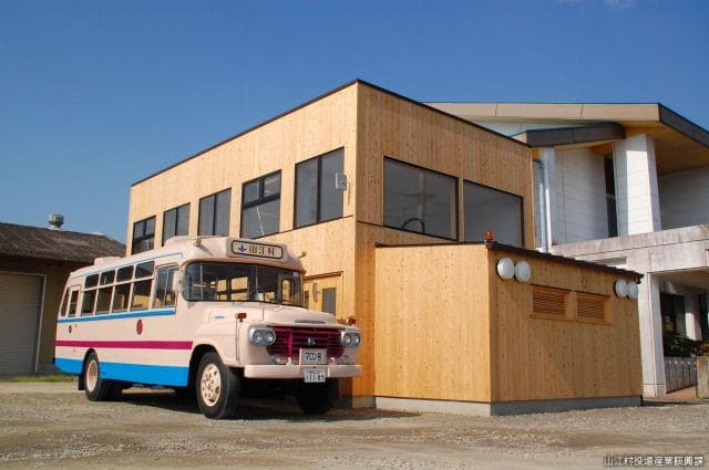 Bonnet bus and garage