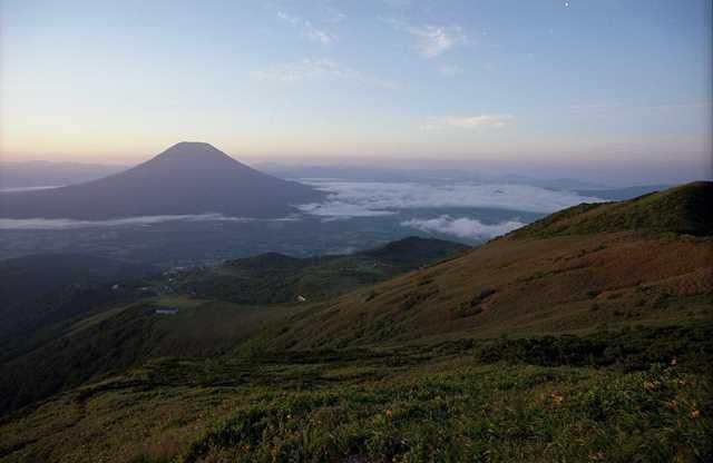 ニセコアンヌプリ山頂付近から羊蹄山を望む