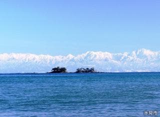 海越しに望む立山連峰
