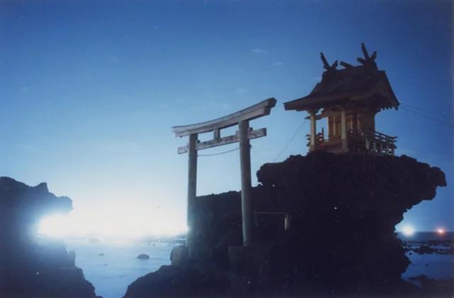 奇岩雲石