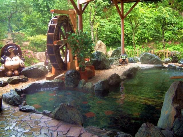 Open-air bath in the west (spring)