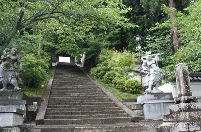 仁王像と階段