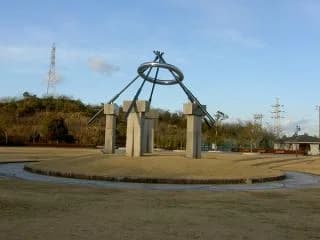過去・現在・未来を表現したモニュメント