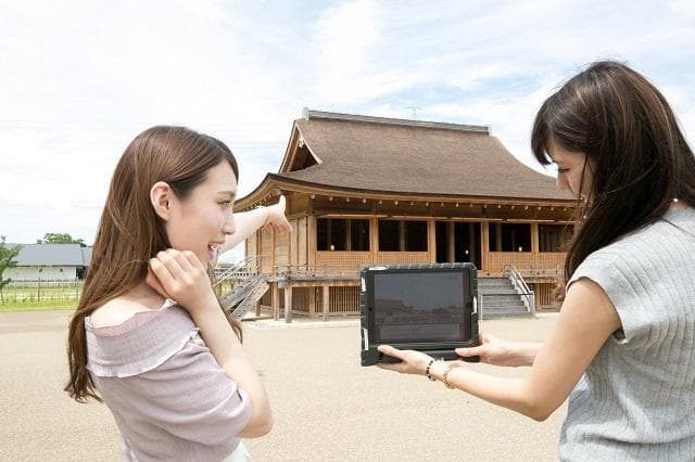 Let's compare the restored building with VR!