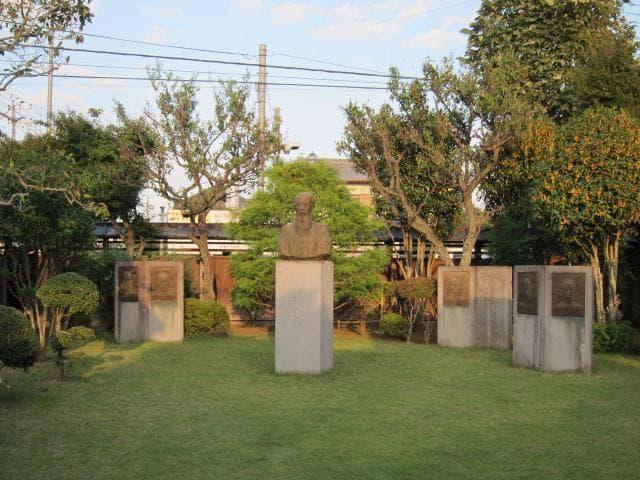 Sakura Juntendo Memorial Hall (Statue of Taizen Sato)