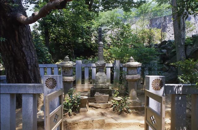 The grave of the Sanjo clan of Harunobu Takeda