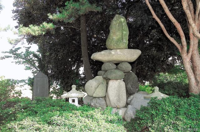 草深甚四郎墓碑