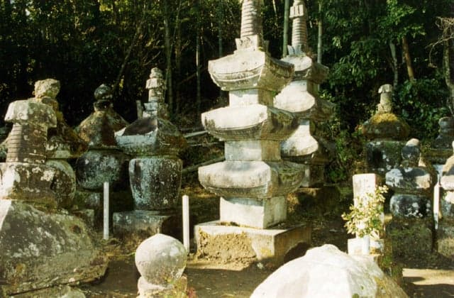 Doen memorial towers