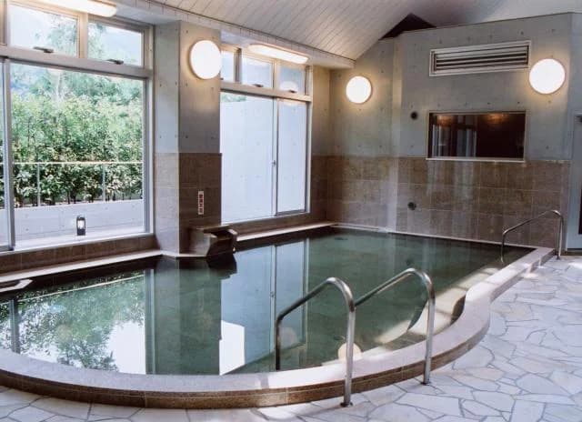 Have a relaxing and healing time at the hot spring "Koyu-kan" in the fog forest.