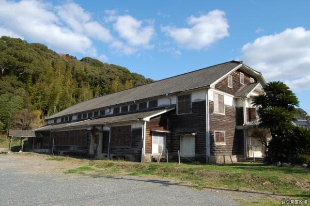 Former Hasami Municipal Central Elementary School Auditorium and Public Hall