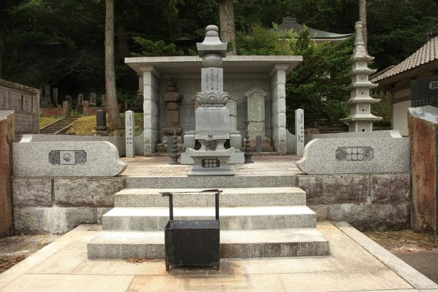 妙慶寺 お田の方の碑