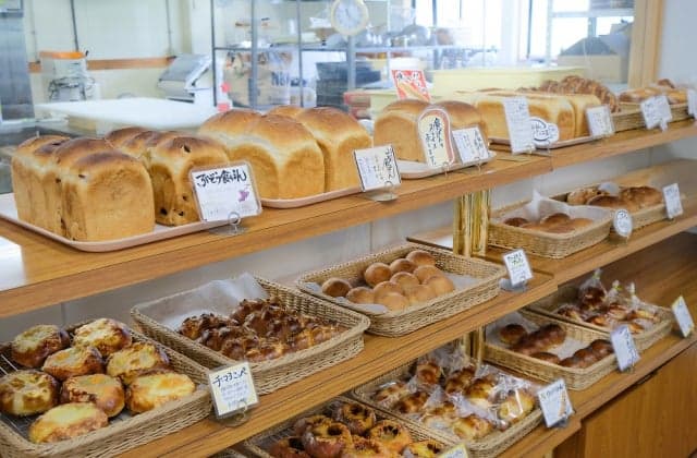 The popular bread department of Akie Furusatokan