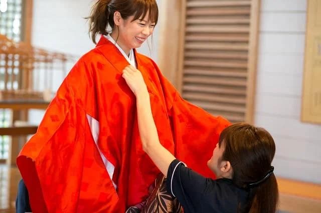 Experience of trying on Heian costume