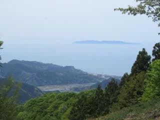 頂上からのながめ(手前が粟島、左奥に薄ら佐渡島が見える)