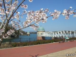 取水塔と桜