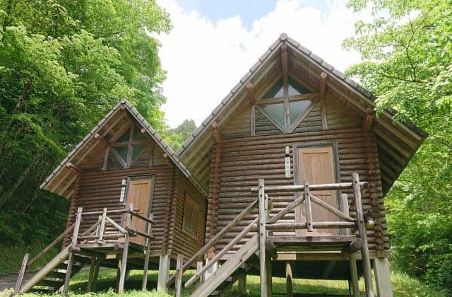 White Inotani bungalow