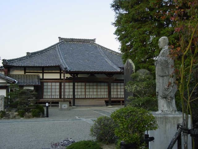 寂照寺と月僊上人の像
