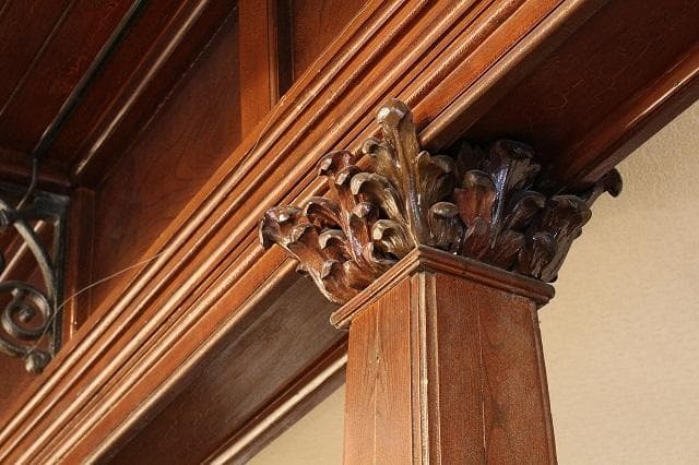 The upper part of the independent pillars inside the exhibition hall