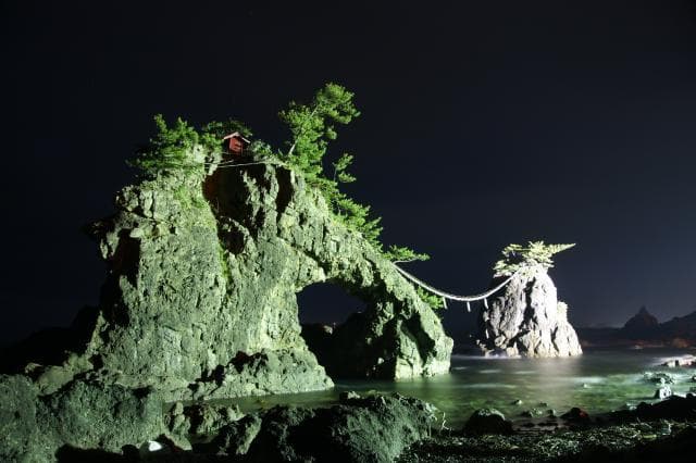 機具岩(ライトアップ)