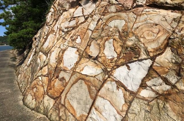 Marble rock (rough rock) on the Shimazu Island Promenade