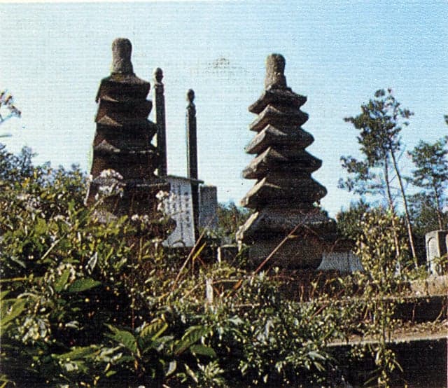 The memorial towers of the Harada family