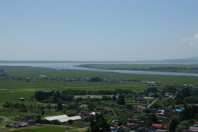 浦城から八郎湖を望む