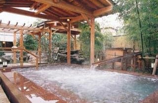 情緒あふれる離れの湯けむり座敷「季里の湯」。