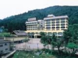 A 2-minute walk from the west exit of Echigo-Yuzawa Station on the Joetsu Shinkansen line.
