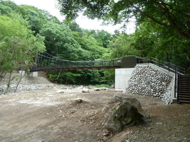 巨岩吊橋