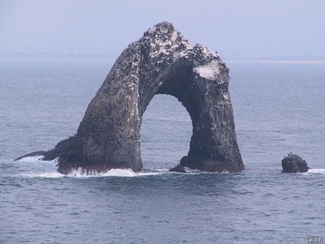 鼻栗瀬(メガネ岩)