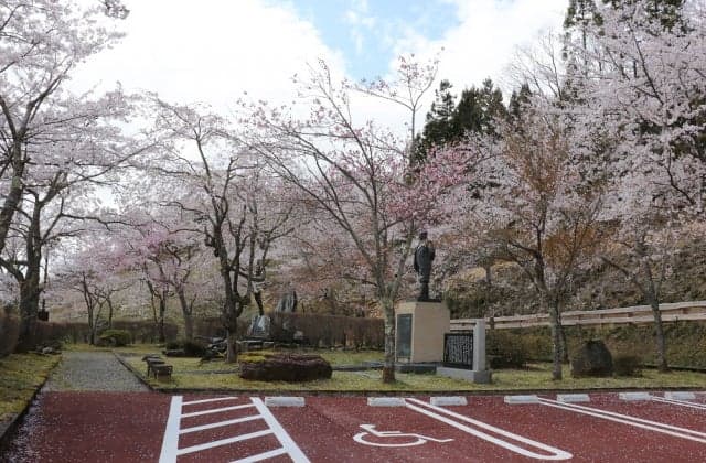 竹内明太郎の銅像