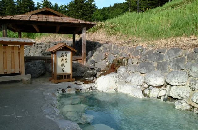 Shukuno Naka Onsen open-air bath in the mountains