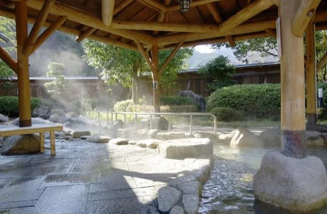 露天風呂(「きなりの湯」)