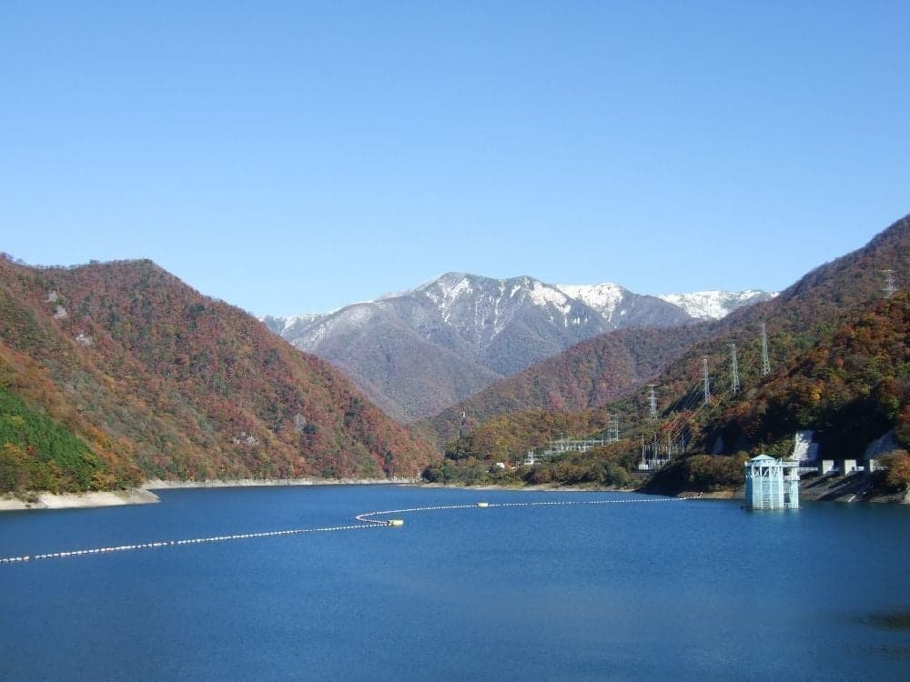 Autumn leaves of Lake Fukayama (Fukayama Dam)