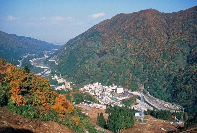 Autumn leaves in Unazuki Onsen Town