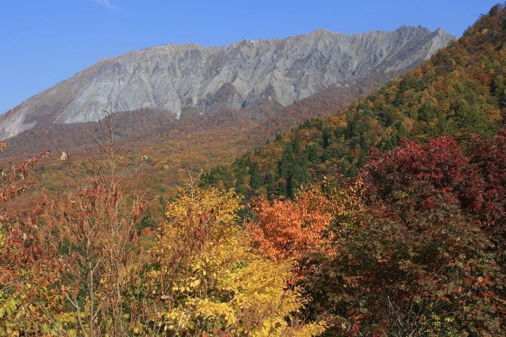 (Okudaisen) Autumn leaves at Kaikake-toge Pass