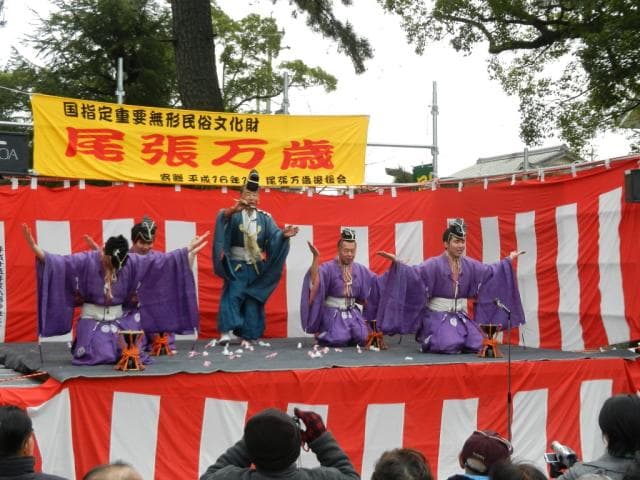 【御殿万歳】 太夫1人と才蔵4人(2人、6人の場合もある)で演じられ、三味線や 胡弓を加くわえ、七福神をよみ込んだ華やかな舞台芸。