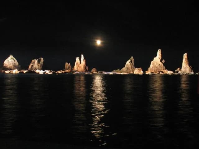 Hashikui-iwa Rock Light Up