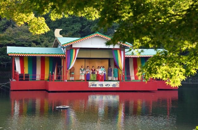 水上舞台での朗唱(過去の写真)