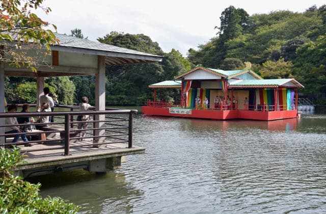 濠に浮かぶ水上舞台