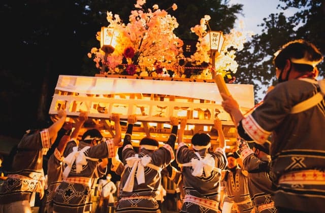 弥彦灯籠まつり/勇壮な大燈籠巡行